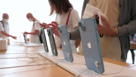 Die-Neuen-IPhone-14-Modelle-Werden-In-Einem-Offiziellen-Apple-Store-Ausgestellt,-Während-Käufer-Sie-Am-Tag-Der-Markteinführung-Der-Neuen-IPhone-14-Serie-In-Hongkong-Testen