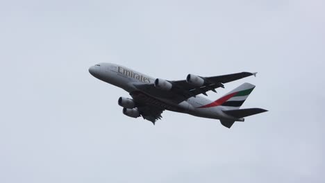 Impresionante-Vista-Lateral-De-Un-Avión-Comercial-Airbus-A380-Volando-En-El-Aire,-De-Cerca