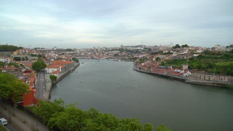 Panorama-De-Porto-Y-Vila-Nova-De-Gaia-Desde-Lo-Alto-De-Los-Jardines-Del-Palacio-De-Cristal