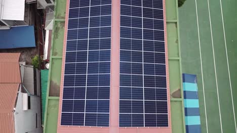 Panel-De-Celdas-Solares-Limpio-Y-Nuevo-En-Techo-Rojo,-Antena