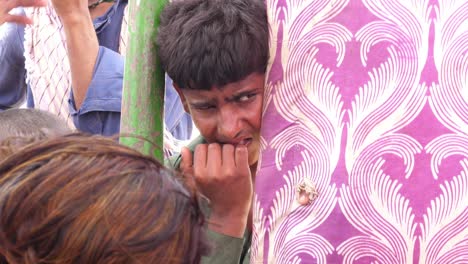 Niño-Varón-Joven-Mirando-A-Través-De-La-Carpa-En-El-Campamento-De-Ayuda-Contra-Inundaciones-En-Sindh,-Pakistán