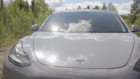 Toma-Deslizante-De-Un-Vehículo-Eléctrico-Tesla-Modelo-3-2020,-Ev,-Soleado,-En-La-Naturaleza