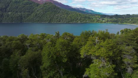 Volando-Sobre-El-Lago-De-Montaña,-Patagonia,-Argentina,-América-Del-Sur