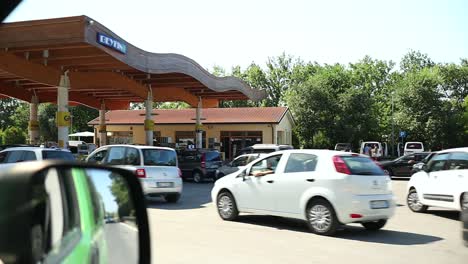 Chaotic-queues-at-the-gas-station-before-the-price-increase,-fuel-speculation-concept