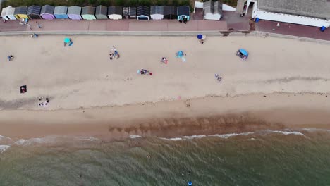 Imágenes-De-Drones-De-Personas-Tomando-El-Sol-En-La-Playa-En-Clacton-On-Sea,-Essex,-Reino-Unido