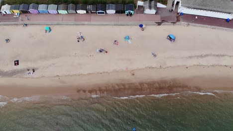 Drohnenaufnahmen-Von-Menschen-Beim-Sonnenbaden-Am-Strand-In-Clacton-On-Sea,-Essex,-Großbritannien