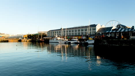 View-of-lovely-Victoria-and-Alfred-Hotel-in-touristic-waterfront,-Cape-Town