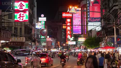 Viele-Reisende-Menschen-In-Yaowarat-Road-Chinatown,-Beliebtes-Reiseziel-In-Bangkok,-Thailand