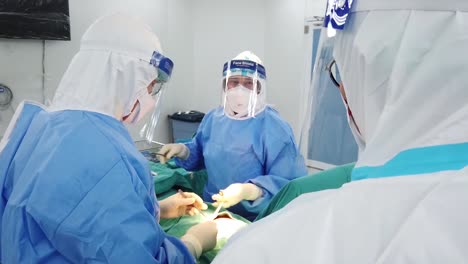 Asiatische-Chirurgen-Tragen-Psa-Führen-Oberkörperoperationen-Für-Ansteckende-Patienten-Im-Ops-Durch