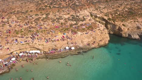 Besucher-Der-Blauen-Lagune-Von-Malta-Bedecken-Den-Strand-Und-Die-Klippe-Mit-Blick-Auf-Das-Meer,-Wo-Der-Film-Gedreht-Wurde