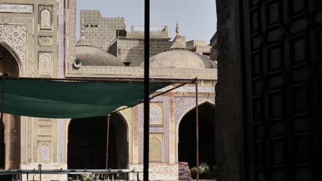 Vista-De-Los-Arcos-De-Entrada-A-Masjid-Wazir-Khan-En-Lahore,-Pakistán