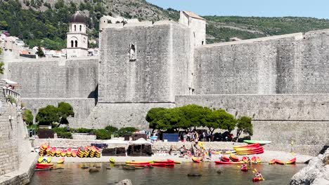 Die-Alten-Stadtmauern-Von-Dubrovnik-An-Einem-Sommertag-Mit-Seekajaks,-Dubrovnik,-Kroatien