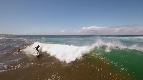 Filmisches-Meeressurfen-Aus-Der-Luft-Entlang-Der-Küste-Südafrikas