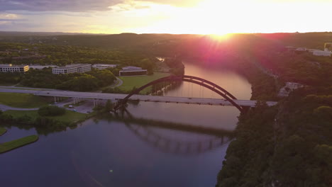Luftaufnahme-Der-Pennybacker-Bridge-Und-Des-Lake-Austin-Bei-Sonnenuntergang