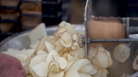 Nahaufnahme-Einer-Kartoffel,-Die-In-Lockige-Pommes-Frites-Geschnitten-Wird