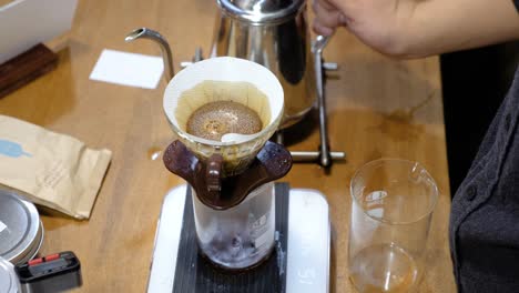 Nahaufnahme-Von-Kaffee,-Der-Durch-Den-Filter-Tropft,-Um-Im-Café-In-Taipei,-Taiwan,-Kaffee-Der-Dritten-Welle-Zuzubereiten