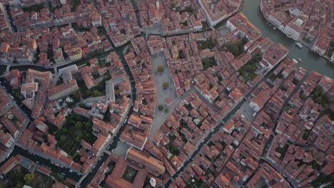 Direkt-Nach-Unten-Gerichtete-Luftaufnahme-Von-Dächern-In-Venedig,-Italien