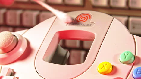 Limpieza-Del-Controlador-Sega-Dreamcast-Con-Teclado-En-Segundo-Plano-Deslizar-Hacia-La-Izquierda