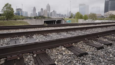 Skyline-Von-Atlanta-Mit-Eisenbahnschienen