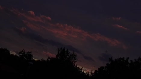 Zeitraffer-Von-Wolken-Bei-Sonnenuntergang
