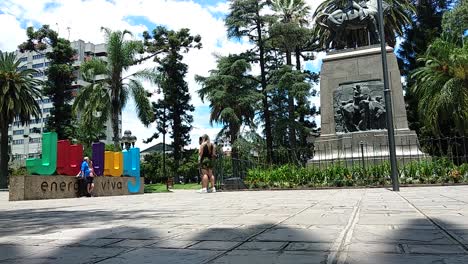 Panoramablick-Auf-Den-Belgrano-Platz-Mit-Der-General-Belgrano-Statue,-Dem-Jujuy-Schild-Und-Dem-Regierungsgebäude-Im-Hintergrund
