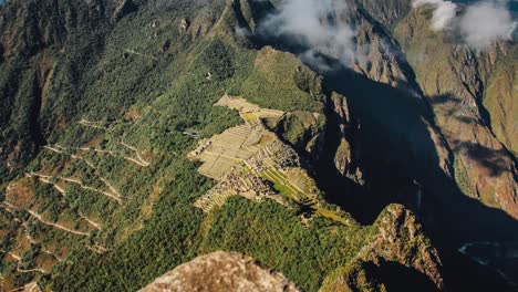 Un-Maravilloso-Lapso-De-Tiempo-De-Machu-Picchu-Desde-La-Vista-De-Huaynapicchu-Que-Muestra-A-Personas-Y-Turistas-Moviéndose
