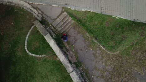 Toma-De-Seguimiento-De-Drones-Aéreos-De-Un-Corredor-Libre-De-Parkour-Milenario-Corriendo-Y-Haciendo-Volteretas