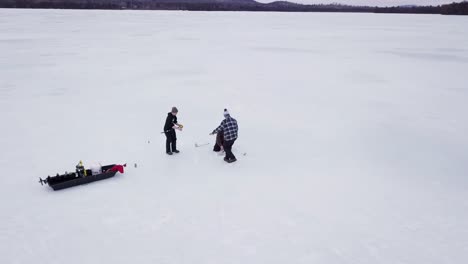 Sehen-Sie-Sich-Das-Eisangeln-Auf-Dem-Fitzgerald-Pond,-Maine,-Aus-Der-Luft-An