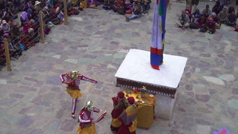 Cámara-Lenta-De-La-Danza-Chham-Realizada-Por-Monjes-Enmascarados-En-El-Monasterio-De-Hemis-En-El-Festival-De-Hemis,-Disparada-Desde-Arriba