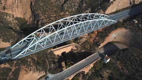 Luftaufnahme-Einer-Modernen-Brücke-über-Zwei-Weitere-ältere-Brücken-Aus-Verschiedenen-Epochen