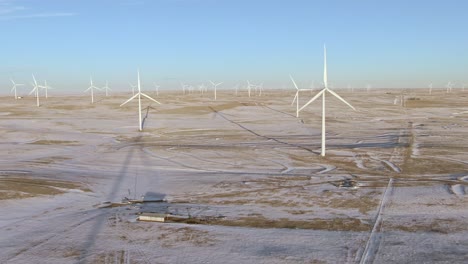 Tomas-Aéreas-De-Turbinas-Eólicas-En-Una-Fría-Tarde-De-Invierno-En-Calhan,-Colorado