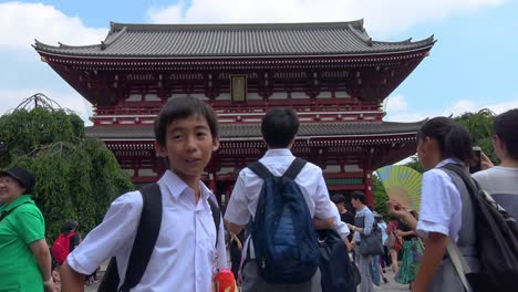 Gente-Abarrotada-Que-Se-Dirige-Al-Templo-Budista-Sensoji-Timelapse