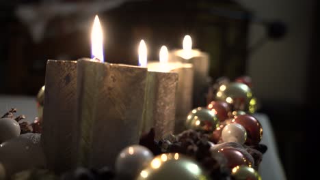 Vier-Brennende-Kerzen-Auf-Einem-Adventskranz-Am-Heiligabend,-Aufgenommen-Mit-Einer-Sony-A7-III-In-4K-30fps