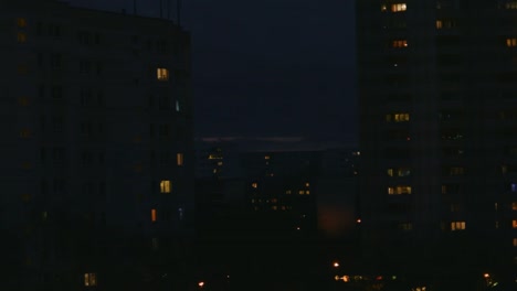 Sucios-Edificios-De-Hormigón-Por-La-Noche-En-El-Suburbio-Oriental-De-Berlín,-Alemania
