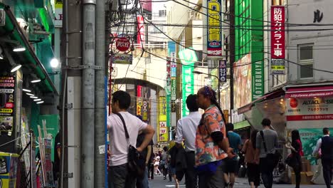 Der-Blick-Auf-Die-Japanische-Menschenmenge-Und-Touristen,-Die-Auf-Der-Straße-Spazieren-Gehen