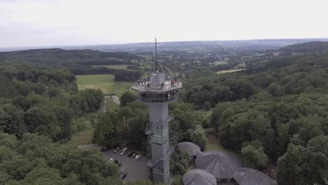 Ein-Drohnenschuss-Flog-Nach-Links-Und-Um-Einen-Wachturm-In-Den-Niederlanden-Herum