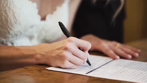 Braut-Und-Bräutigam-Unterzeichnen-Während-Einer-Hochzeit-Ein-Dokument