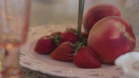 Nahaufnahme-Von-Frischen-Erdbeeren-Und-Pfirsichen,-Schön-Auf-Einen-Teller-Gelegt