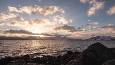 Zeitraffer-Des-Sonnenuntergangs-Mit-Einer-Atemberaubenden-Wolkenlandschaft-über-Senja-Im-Norden-Norwegens