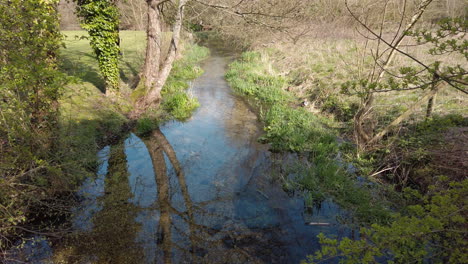 A-shallow-stream-running-through-an-English-countryside-village-in-Hampshire