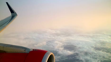 Schöner-Morgenhimmel-Mit-Wolken,-Blick-Aus-Flugzeugfenstern