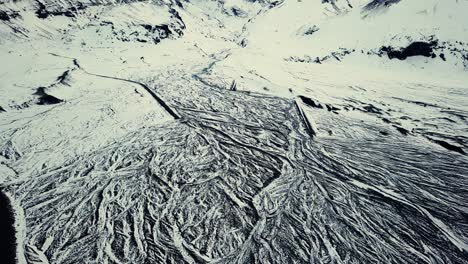 Drohne,-Die-Bei-Schnee-Schöne-Muster-In-Der-Landschaft-Unten-Zeigt