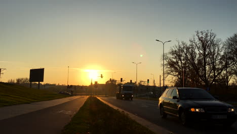 Autos-Auf-Der-Straße-Und-Sonnenuntergang