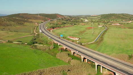 Antenne:-Eine-Autobahn,-Die-Durch-Die-Landschaft-Der-Algarve-In-Portugal-Führt