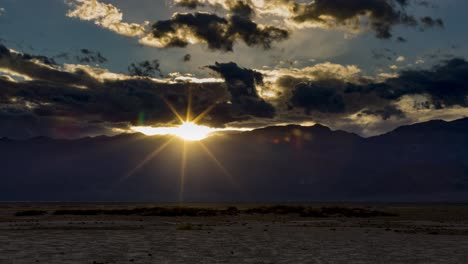 Stationary-time-lapse-of-the-sunset-cloud-movement-over-a-valley-and-distant-mountains-in-Death-Valley