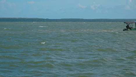 Barco-Pesquero-Regresando-De-Pescar-En-Isabela-De-Sagua