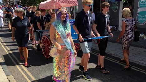 Una-Procesión-Para-Marcar-El-Inicio-Del-Festival-Anual-De-Ostras-Whitstable-Con-Una-Banda,-Un-Carro-Que-Lleva-Las-Ostras-Y-Dignatarios-Locales