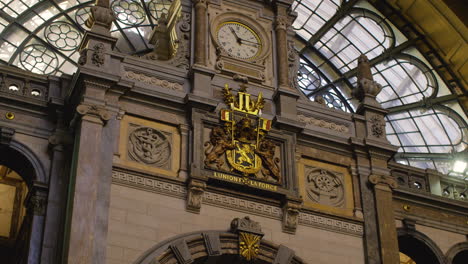 Hermosa-Arquitectura-Dentro-De-La-Estación-Central-De-Tren-En-Antwerp