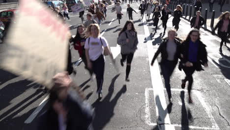 Großbritannien,-Februar-–-Studenten,-Die-Gegen-Den-Klimawandel-Protestieren,-Laufen-Eine-Straße-Entlang