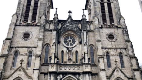 Die-San-Fernando-Cathedral-In-Der-Innenstadt-Von-San-Antonio-Gegenüber-Dem-Bexar-County-Courthouse-Ist-Eine-Schöne-Erinnerung-An-Die-Geschichte-Der-Stadt